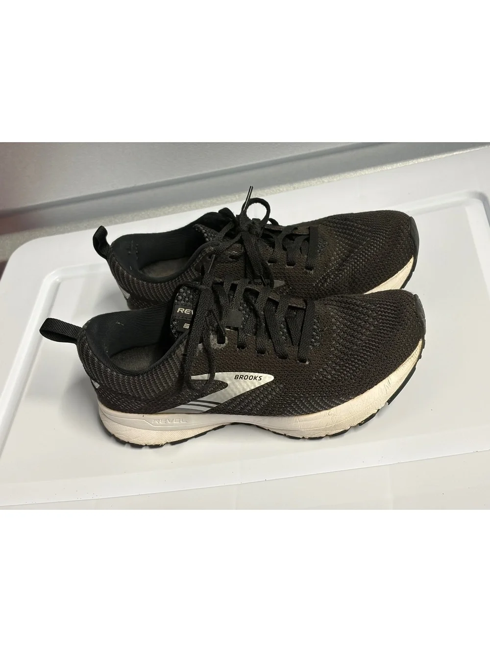 Brooks Revel 5 Black and White Running Shoes Size 7.5